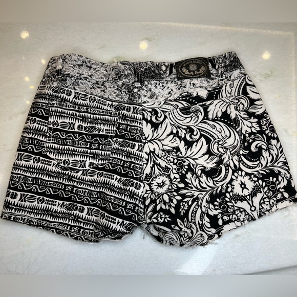 EUC MASOI JEAN WOMENS SHORTS IN BLACK AND WHITE PATTERNS SIZE 11 - 30 inch waist - Picture 2 of 4